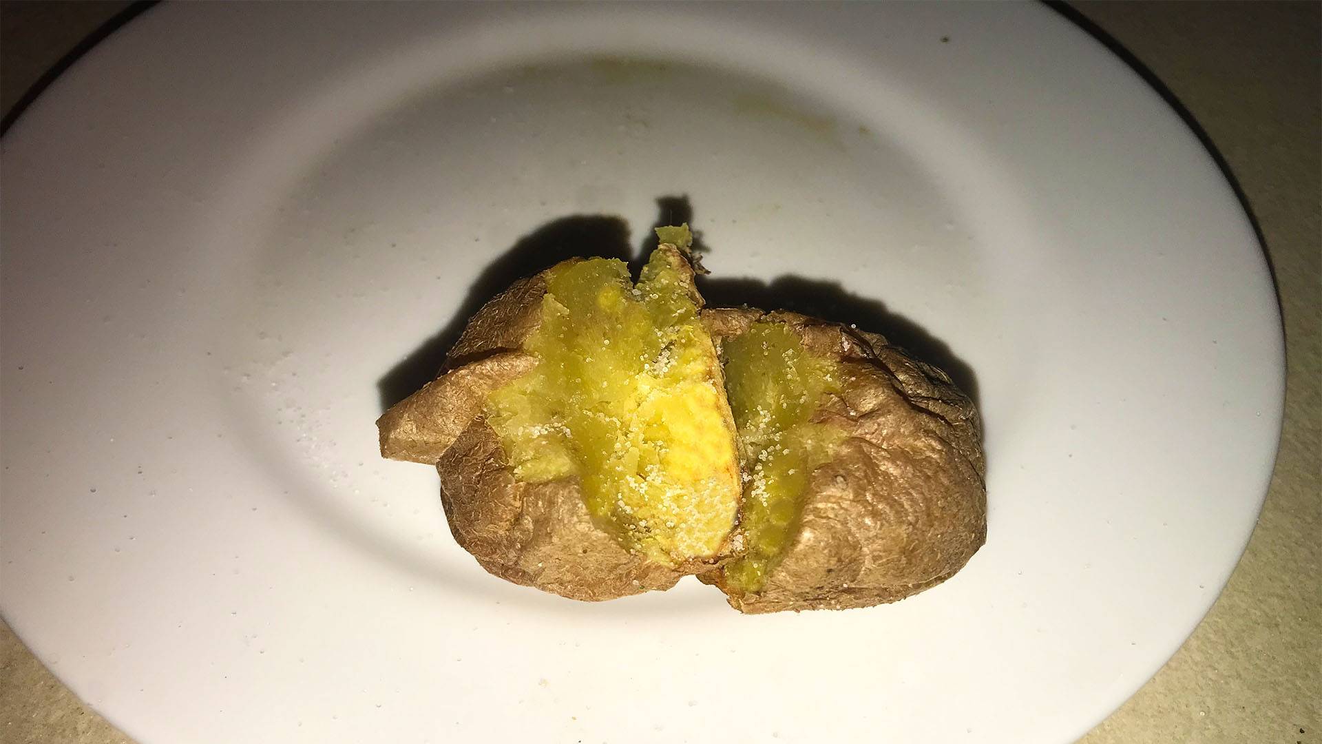 Villámgyors héjában főtt krumpli mikróban - Mikrós héjában sült burgonya című cikk borítóképe