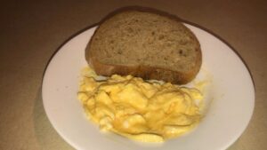 Lágy sült tojás mikróban - Mikrós tojásrántotta recept